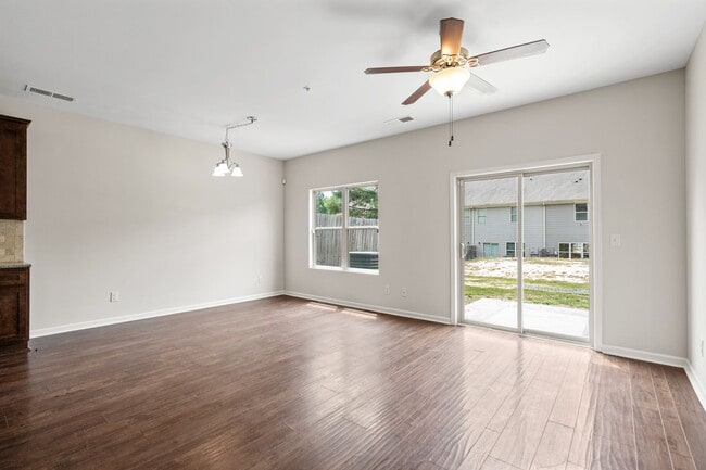 Building Photo - 3 Bedroom Townhome in Jonesboro!