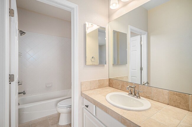 Building Photo - Spacious 4 bedroom 4 bathroom home in the heart of Lone Tree!