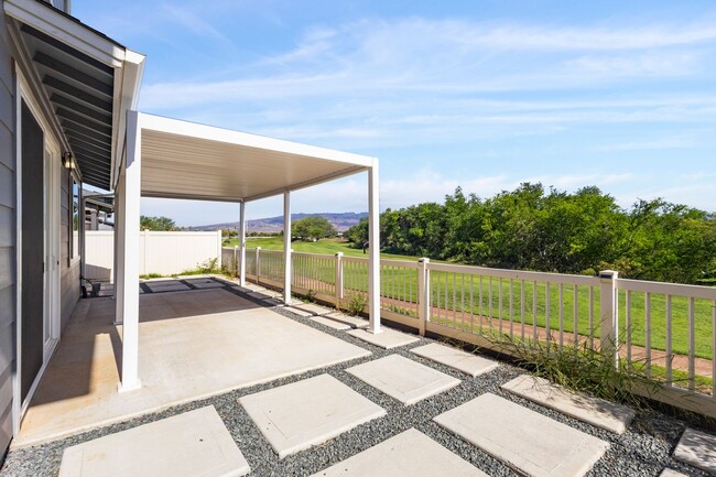 Building Photo - Bright 4-Bedroom Pet-Friendly Golf-Course ...