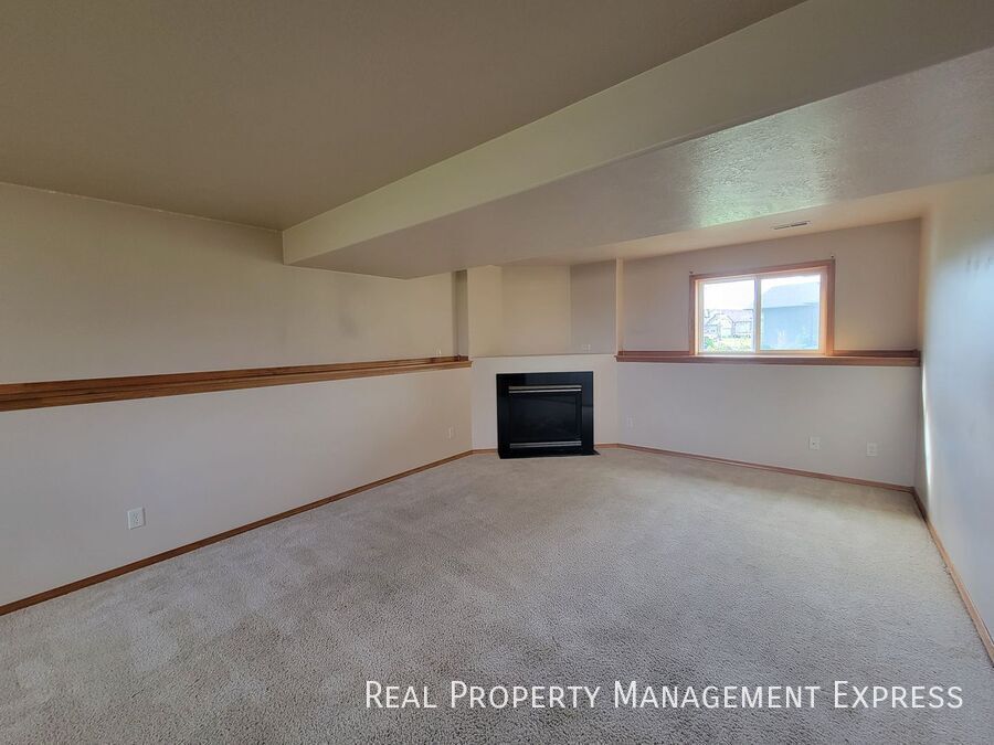 Building Photo - Beautiful 4 Bedroom 2 Bathroom Single Fami...