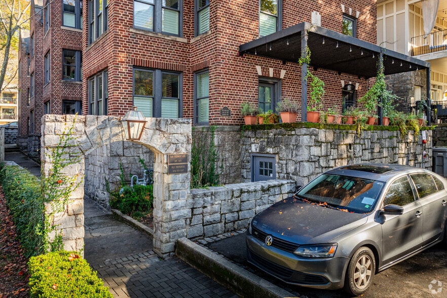 Entrance + Parking - 939 Piedmont Avenue