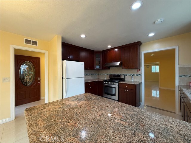 Building Photo - 1127 S Nantes Ave
