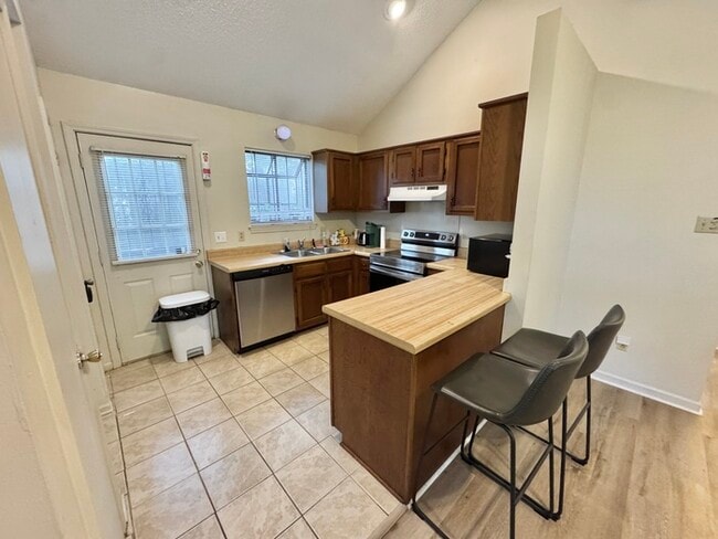 Building Photo - 648 Lagrange Pk Cv