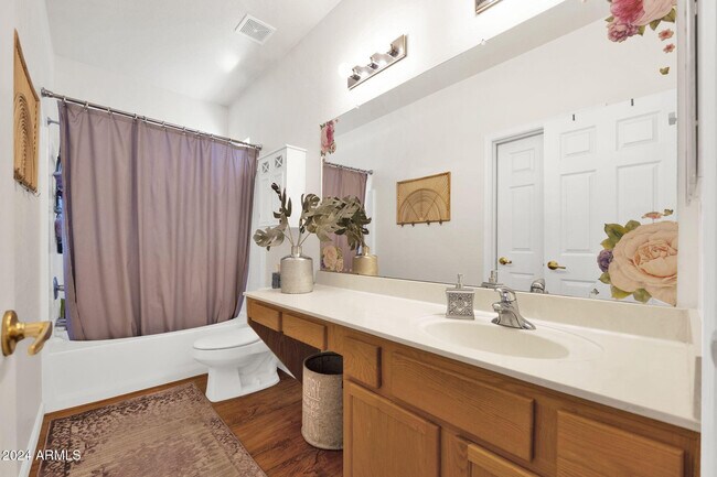 Building Photo - 868 E Savannah Dr