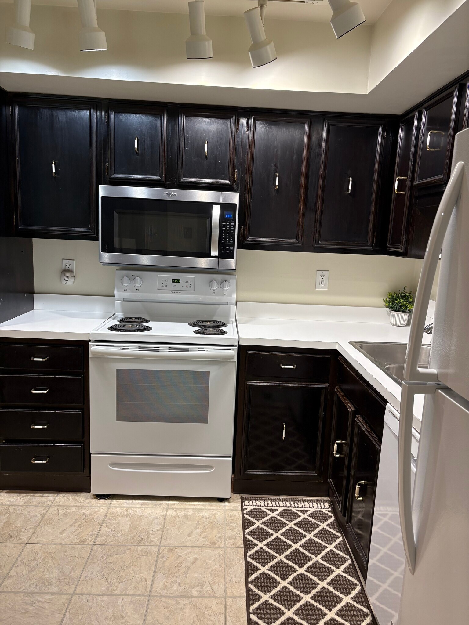 Building Photo - 509 Highwood Dr