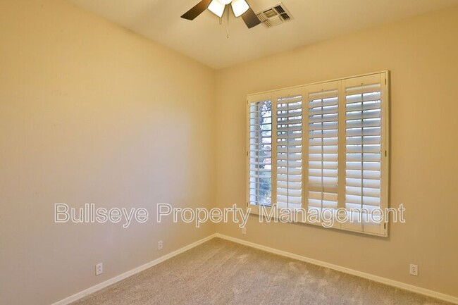 Building Photo - 1550 N Robin Ln