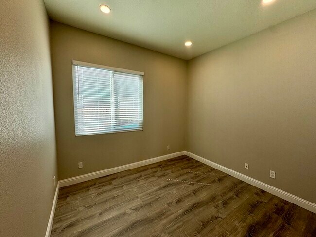 Building Photo - 3 bedroom 2 bath beautiful home in West Sac