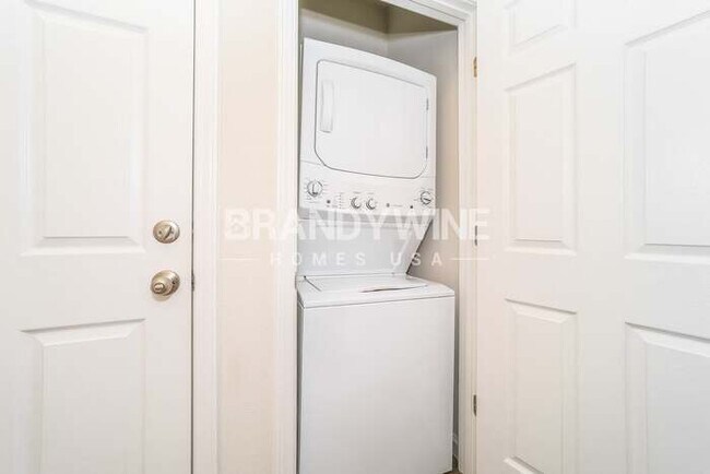 Building Photo - 513 Narnia Ct