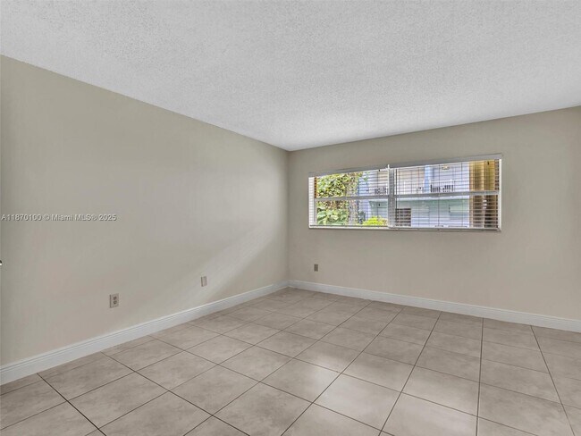 Building Photo - 9367 Fontainebleau Blvd