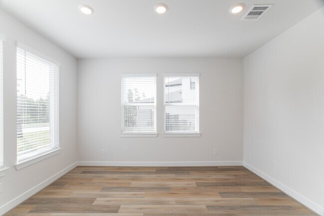 Building Photo - 11 Mariposa Wds Dr