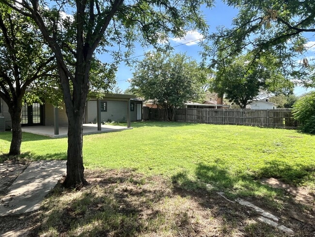 Building Photo - Spacious Four Bedroom!