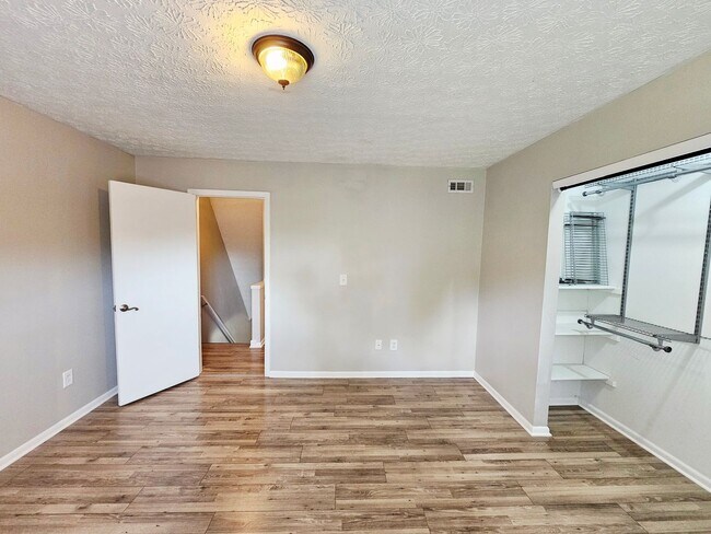 Building Photo - MOVE-IN READY! 2BR Townhome in Clintonville near OSU – W/D, Parking, Pet Friendly