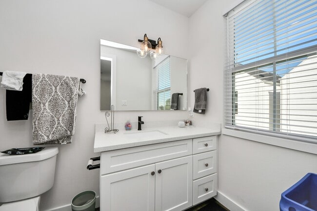 Building Photo - 3905 B Pinemont Dr