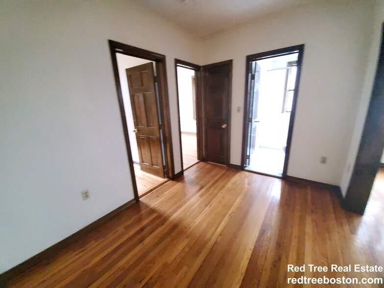 Building Photo - 240 Kelton St