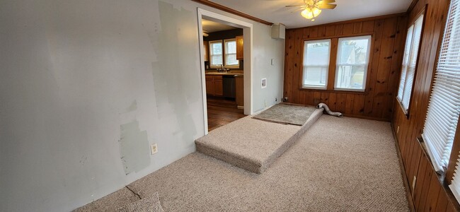 Building Photo - Spacious 3 Bedroom, 1 Bathroom with bonus ...