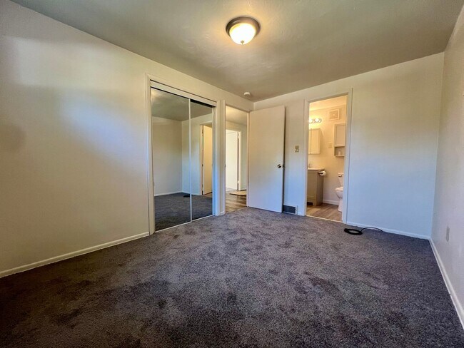 Building Photo - Incredible 3 Bedroom House in Quaint Plum Neighborhood! CALL TODAY!