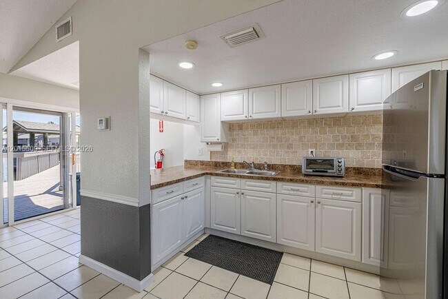 Building Photo - 4949 N Hwy A1A
