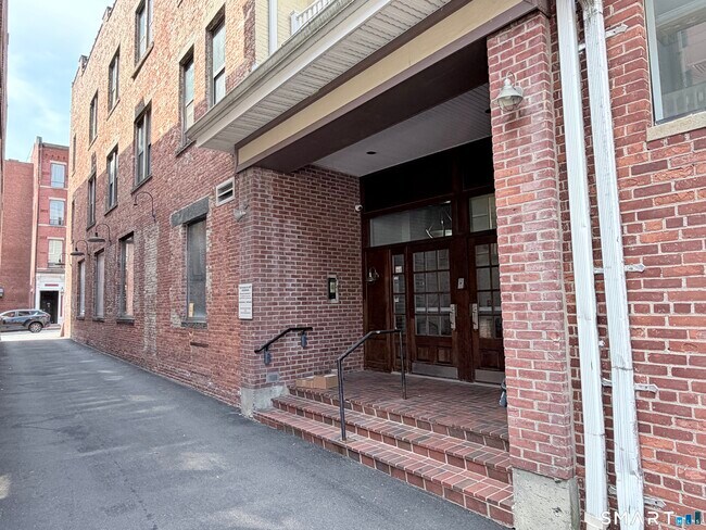 Building Photo - 83 Washington St