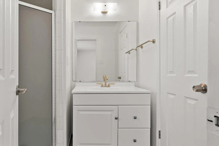 Master bathroom - 1907 Moonlight Dr