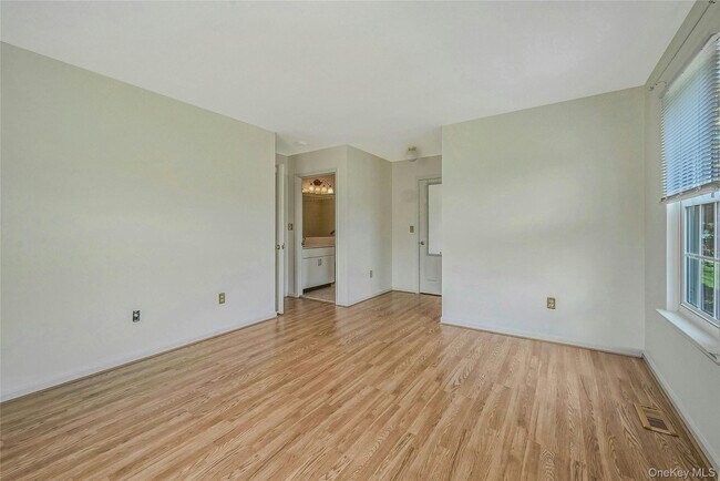 Building Photo - 2555 Youngs Ave