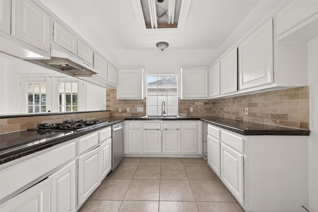 Building Photo - 2627 Double Lake Dr