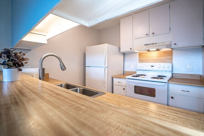 Building Photo - Beautifully Renovated 1 Bedroom/1 Bath Iao...