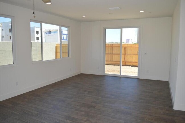 Building Photo - 2465 Pineda Dr