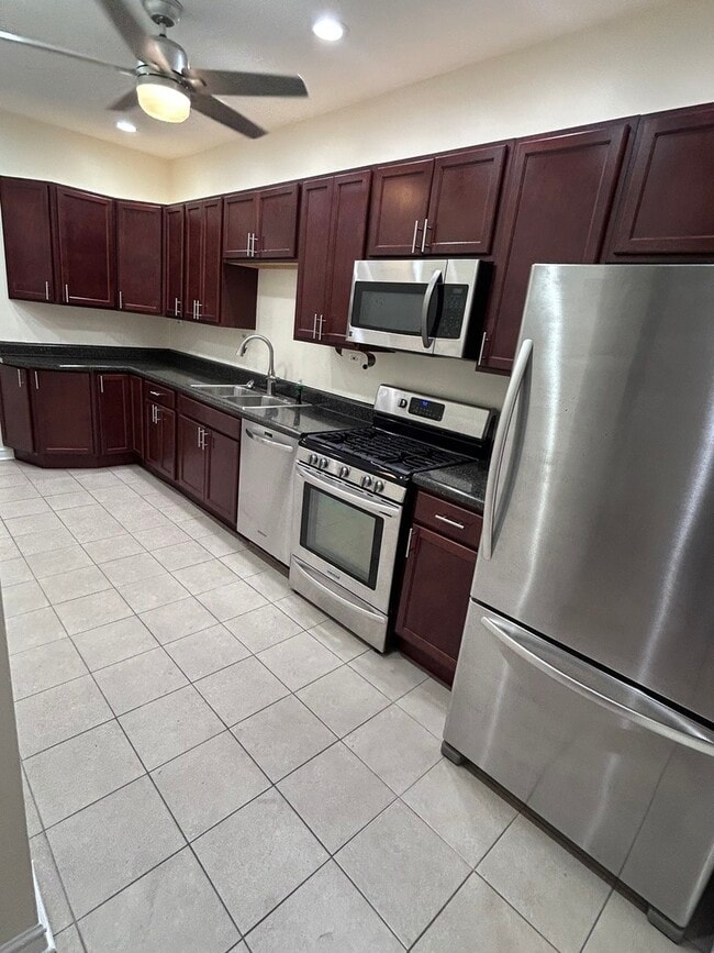 Building Photo - 720 N Throop St