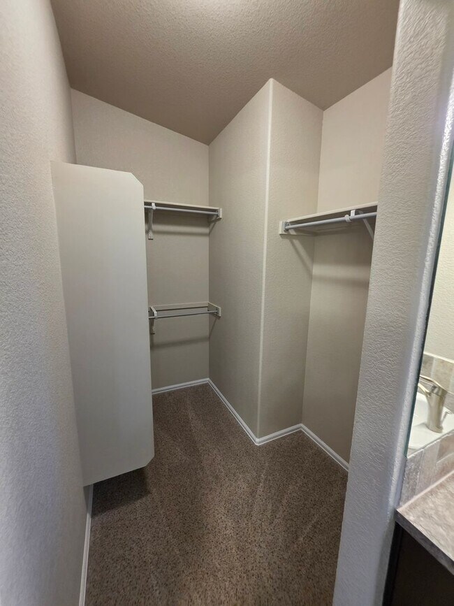 Building Photo - 1058 E Ranch Dr