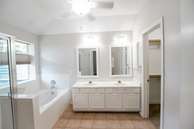 Building Photo - 1722 Red Oak Terrace