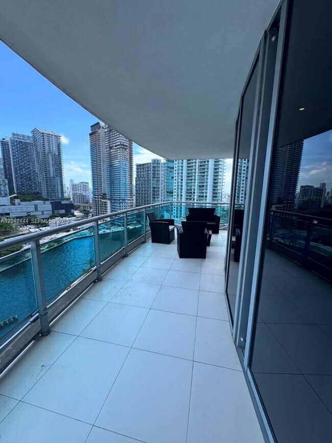 Building Photo - 350 S Miami Ave