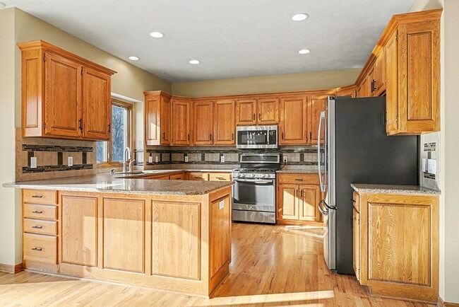 Building Photo - Spacious 4br/4.5 ba Home in Millard Mission Park Neighborhood. Huge Yard, 3 Car Garage