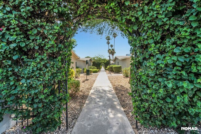 Building Photo - Charming 2BR Condo in Phoenix