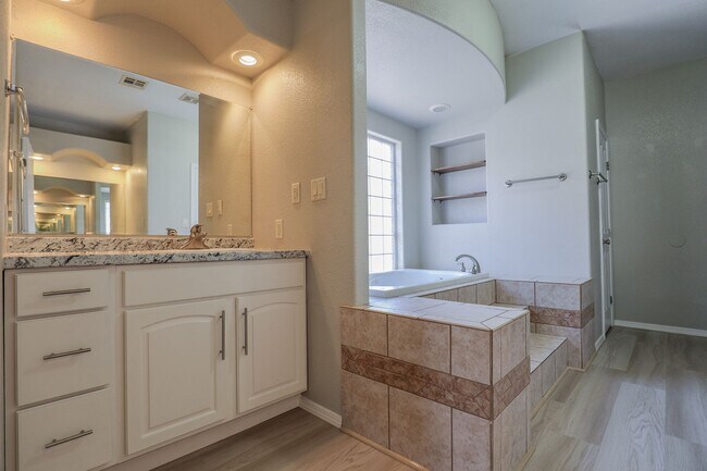 Building Photo - Beautiful 4 bedroom, 2 bath home