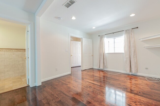 Building Photo - Beautiful 3 bedroom 2 bath with Central AC