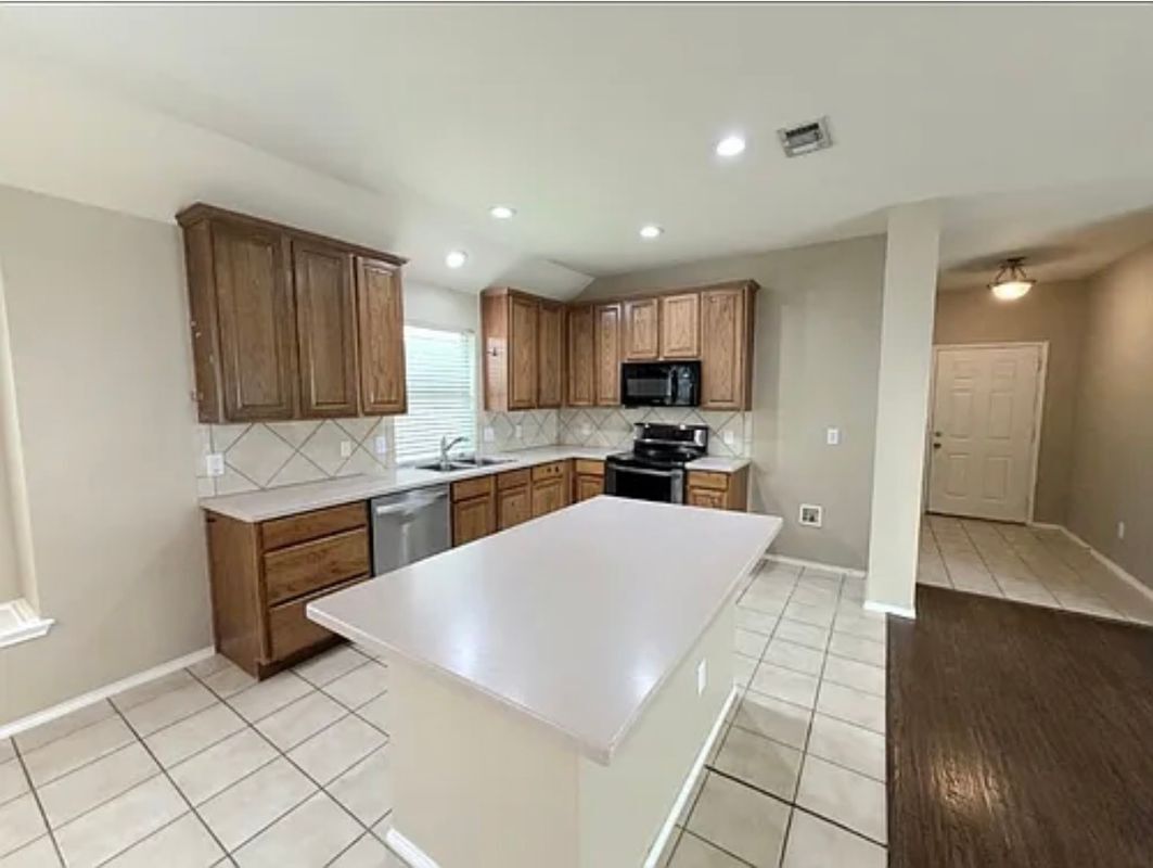Building Photo - 13645 Valley Mills Dr
