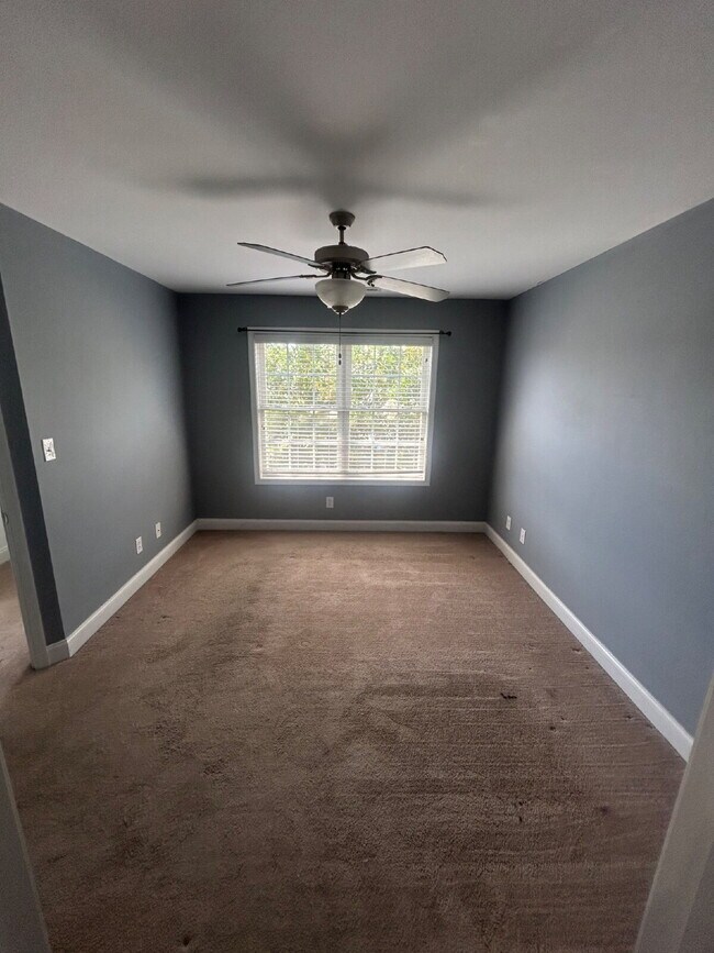 Building Photo - 3 bed 2.5 bath Townhome just off Timberlak...