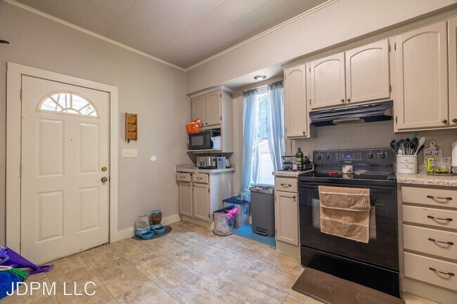 Building Photo - 5 br, 1 bath House - 233 W 11th Avenue