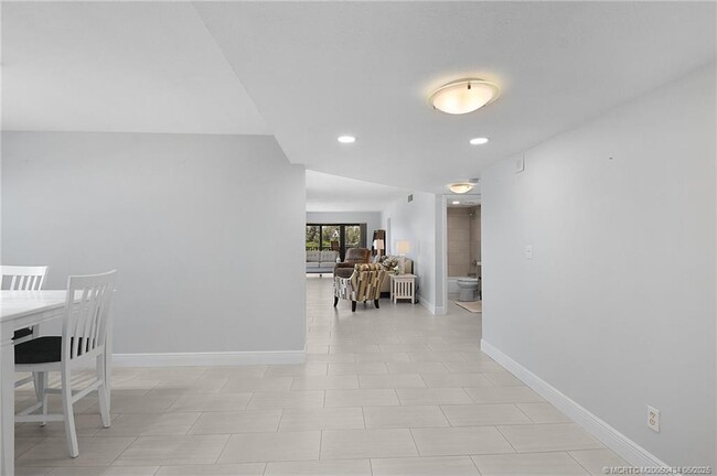 Building Photo - 10044 S Ocean Dr