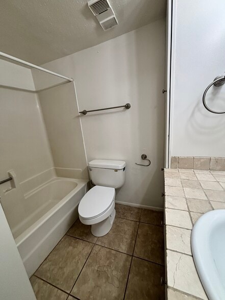 Building Photo - 700 W University Dr