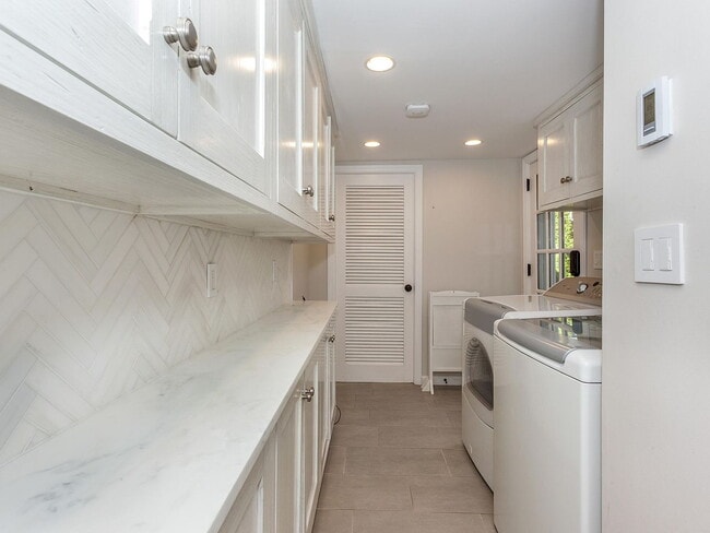 Building Photo - 4-Bed Oasis in Old Greenwich - Spacious 1,829 Sq Ft with 2 Full Baths!"