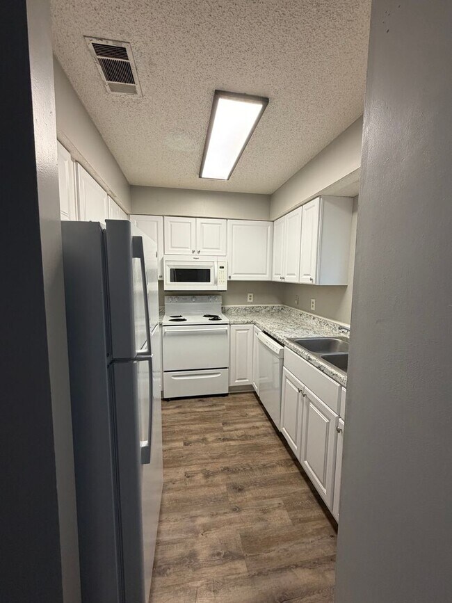 Building Photo - Hidden Lake Townhomes 2 Bedroom 1.5 Bathroom