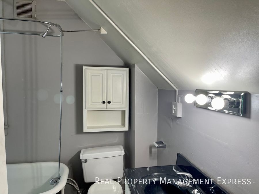 Building Photo - 1 Bedroom Duplex in Central Sioux Falls