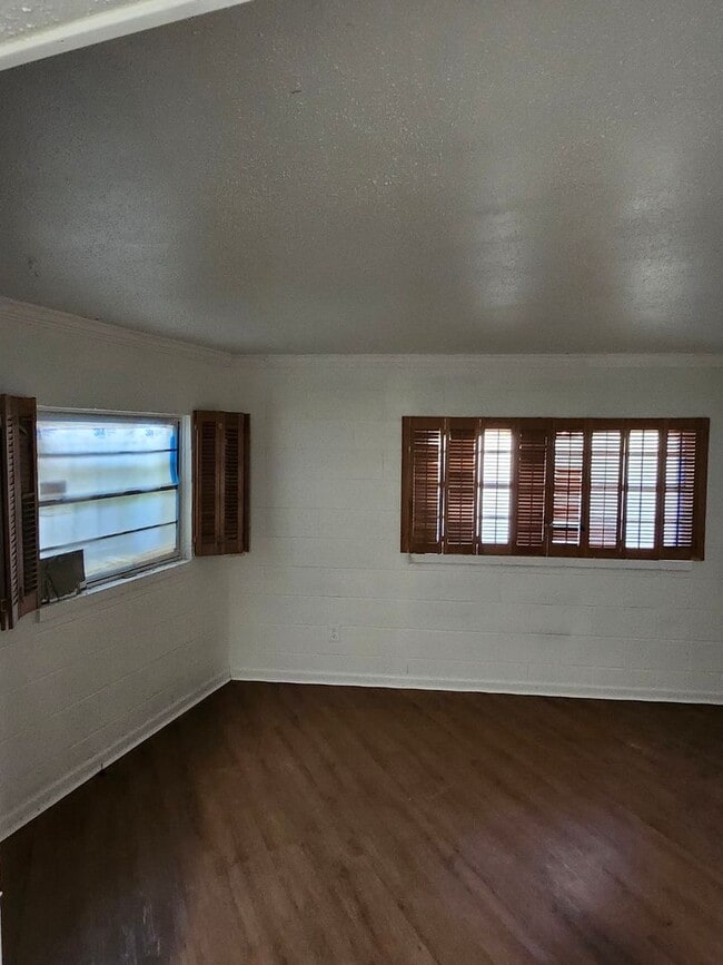 Building Photo - The House Boat Garage Apartment