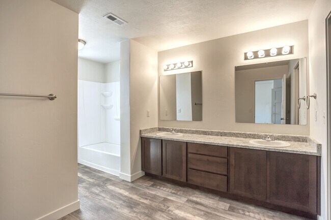Building Photo - 5667 Island Ridge Dr