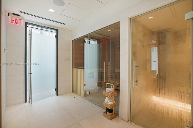 Building Photo - 700 NE 26th Terrace