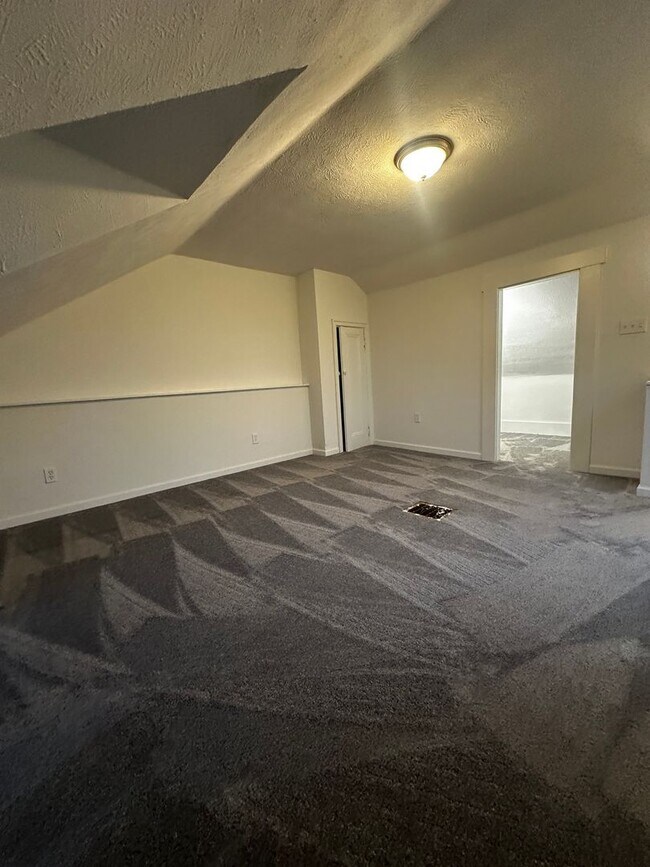 Building Photo - 117-119 Copperfield Ave