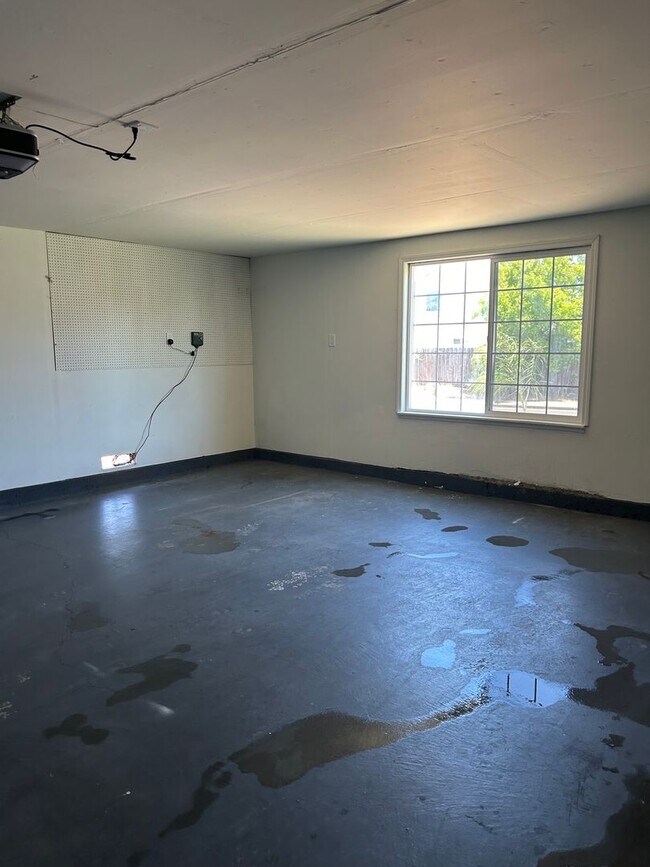 Building Photo - Smart Home