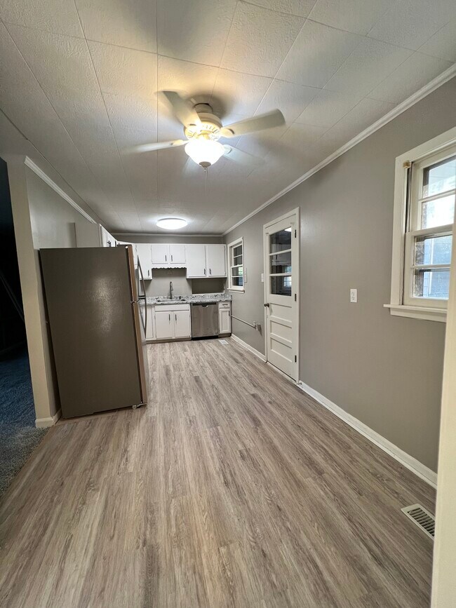 Building Photo - 1533 Hartford Rd