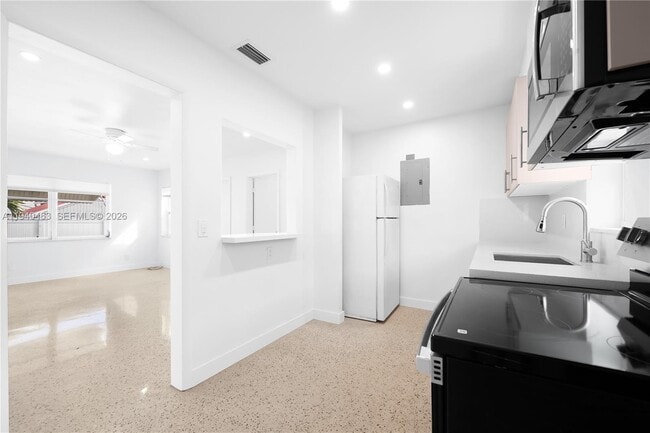 Building Photo - 1711 Funston St